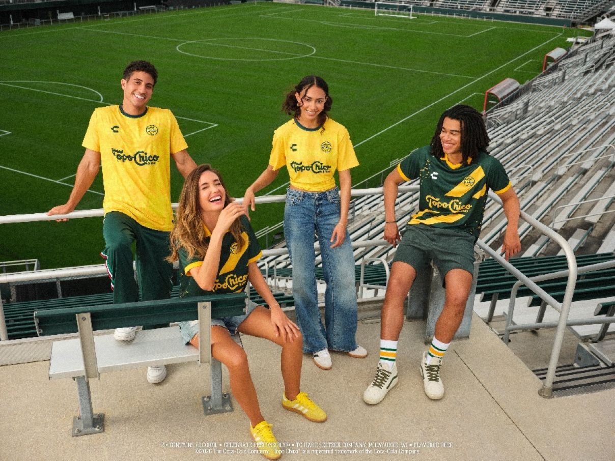 Topo Chico Hard y CHARLY, unirán fuerzas para lanzar una colección de ropa de fútbol de edición limitada que celebra la pasión, el estilo y la cultura futbolera