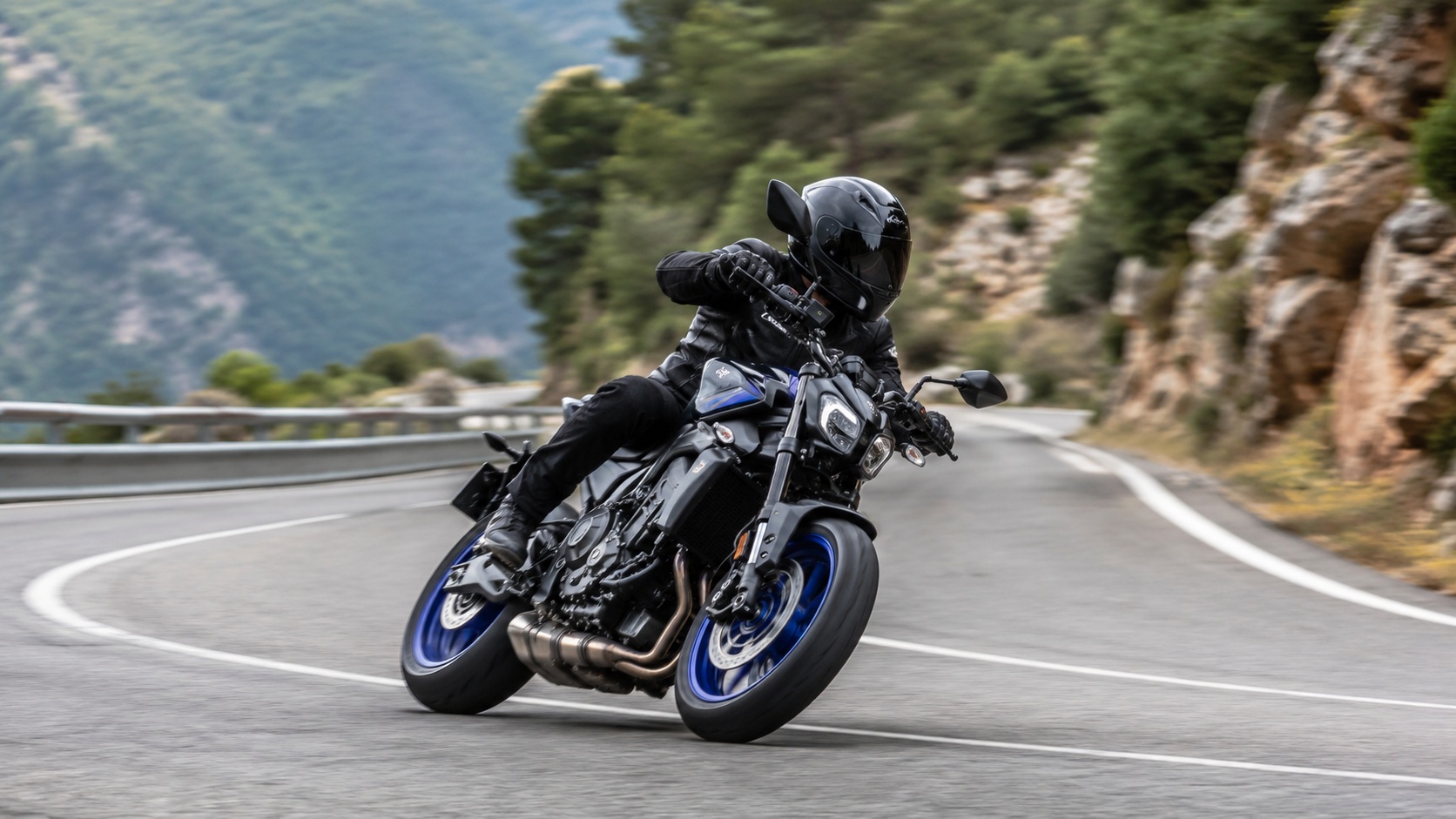 ¿Cuáles son las 5 motocicletas más recomendables para recorrer carreteras de montaña?